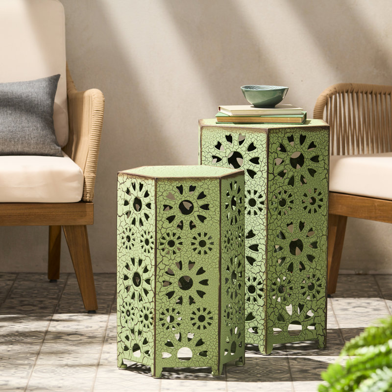 Légère et élégante, cette table d'appoint Eliana Sunburst est idéale pour accueillir des invités.