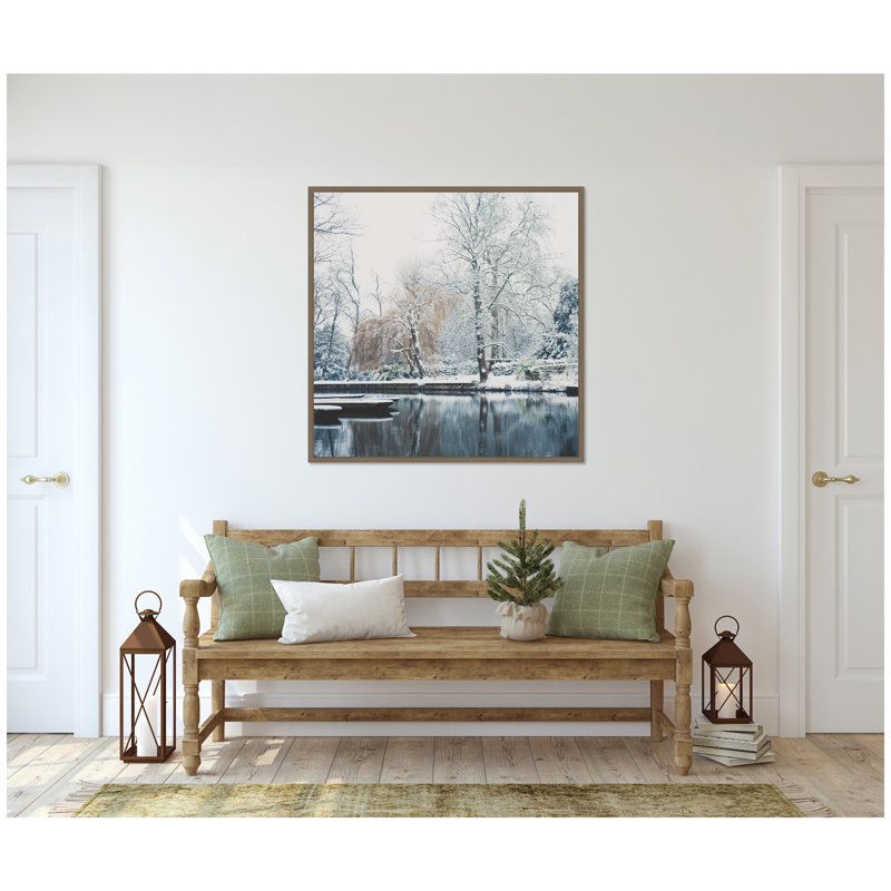 «Snow Covered Punts on the River Cam» par Laura Evans, reproduction d'art sur toile encadrée