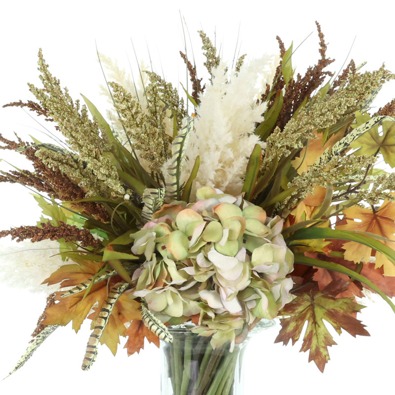 Chute d'automne et arrangement de pampas dans un vase en verre piédestal