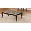 Table basse de style transitionnel avec plateau en marbre, pieds en cabriole et détails dorés pour plus d'élégance et de fonctionnalité
