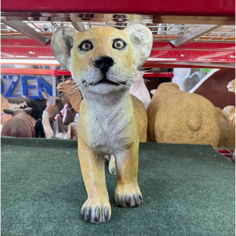 Statue lionne debout