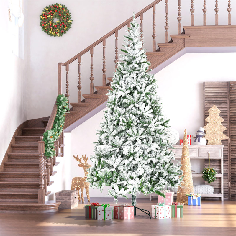 Arbre de Noël artificiel enneigé 9 pi avec branches réalistes
