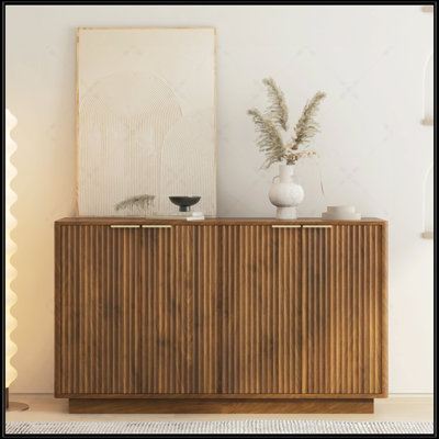 Buffet moderne en bois avec design cannelé, tablettes réglables et rangement spacieux pour une organisation élégante à la maison