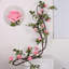 Guirlandes de roses artificielles-125488347
