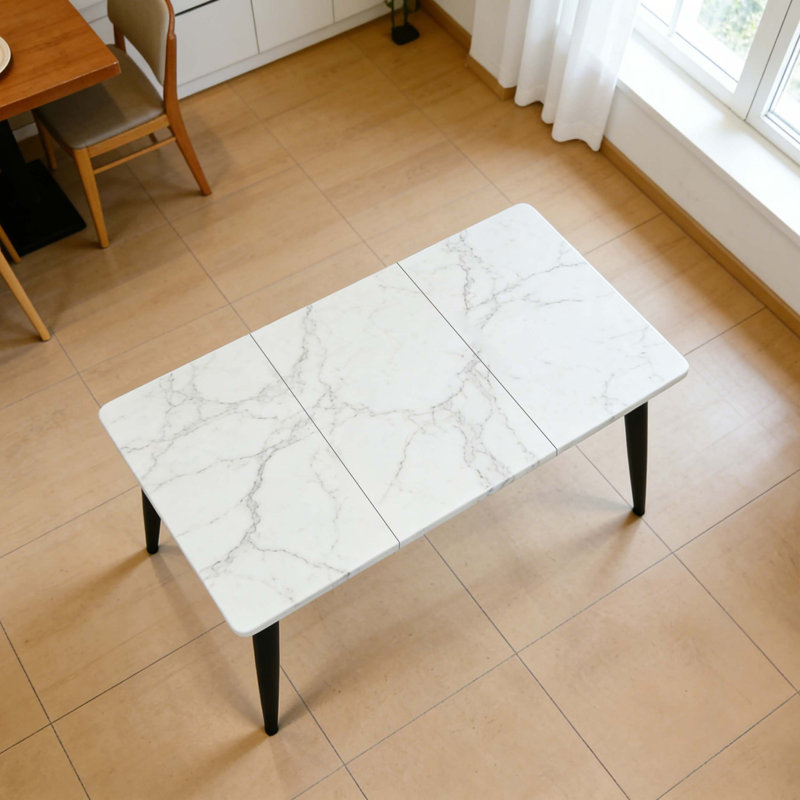 Table de salle à manger rectangulaire pour 4 personnes, plateau en bois peu encombrant avec structure en métal robuste, idéale pour les cuisines compactes et les salles à manger.