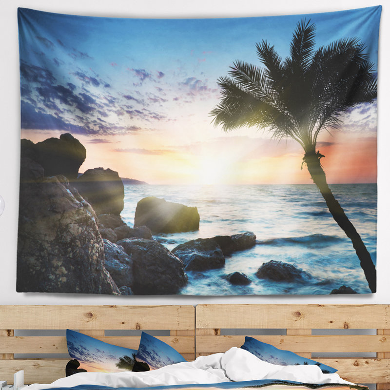 Tapisserie «Seashore Lonely Palm Tree on Rocky Beach», H 32 po x l 39 po