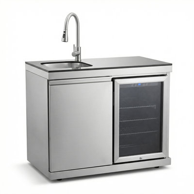 Cuisine extérieure de luxe avec évier et réfrigérateur en acier inoxydable avec réfrigérateur