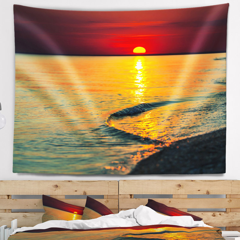 Plage au soleil couchant donnant une couleur aux eaux, H 32 po x l 39 po