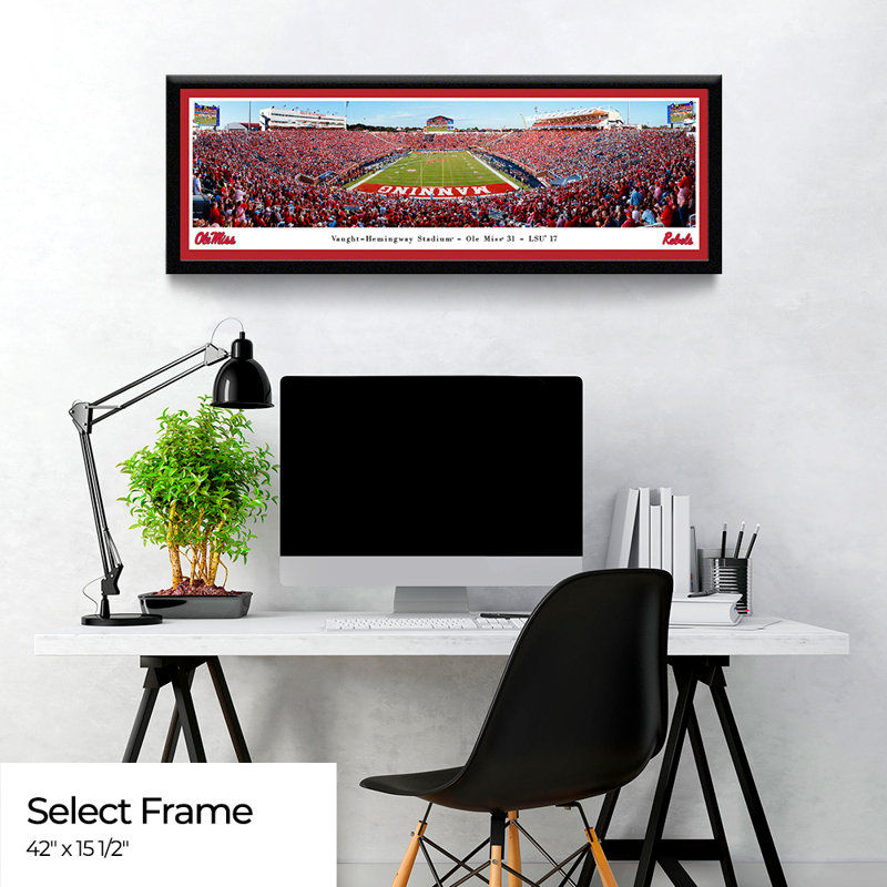 Impression panoramique Ole Miss Football, H 15,5 po x l 42 po x P 1,375 po, Cadre noir