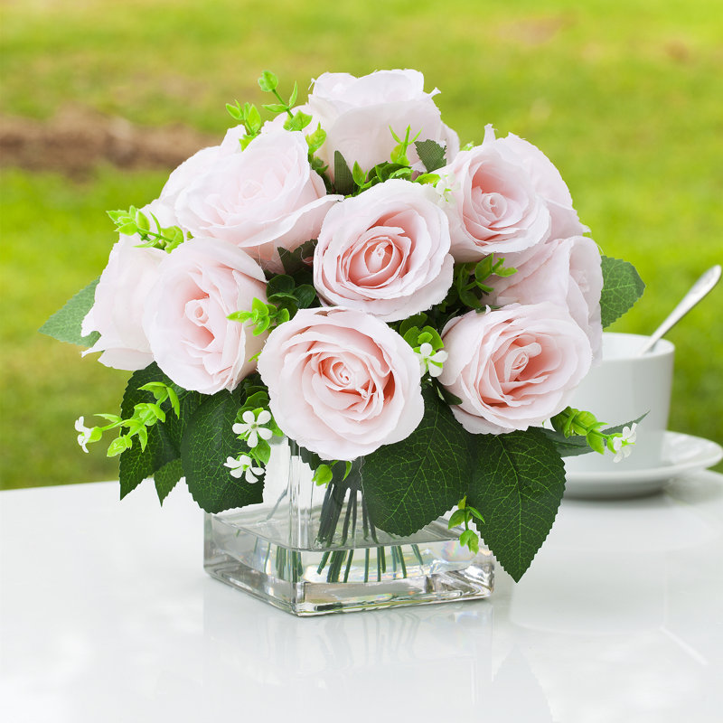 Roses artificielles dans un vase en verre, Rose