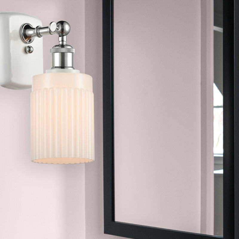 Applique murale à bras 1 lumière Kamena, Blanc mat, Ampoule DEL 6 watts rétro, Chrome poli blanc