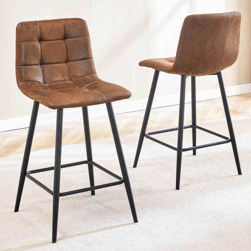 Deux chaises de bar en tissu brun, motif à carreaux, structure stable, pieds en métal noir, siège incurvé ergonomique à barres, pieds
