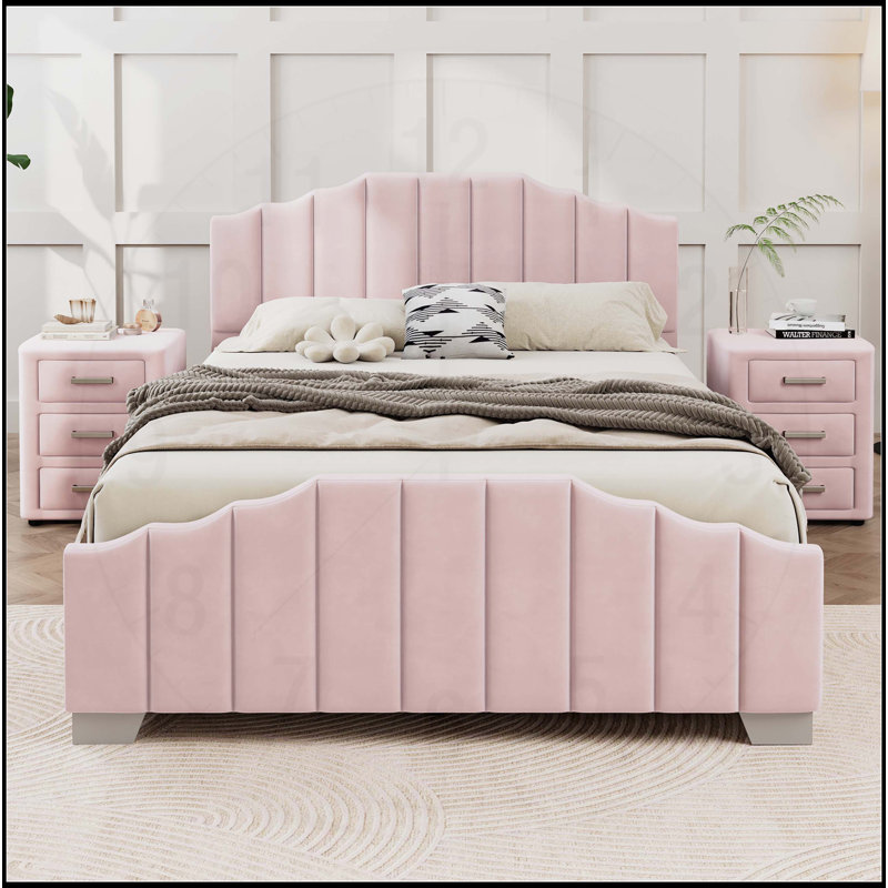 Ensemble de chambre à coucher 3 pièces avec lit plateforme tapissier en velours avec tête de lit capitonnée à canal vertical et deux tables de chevet à trois tiroirs, rose