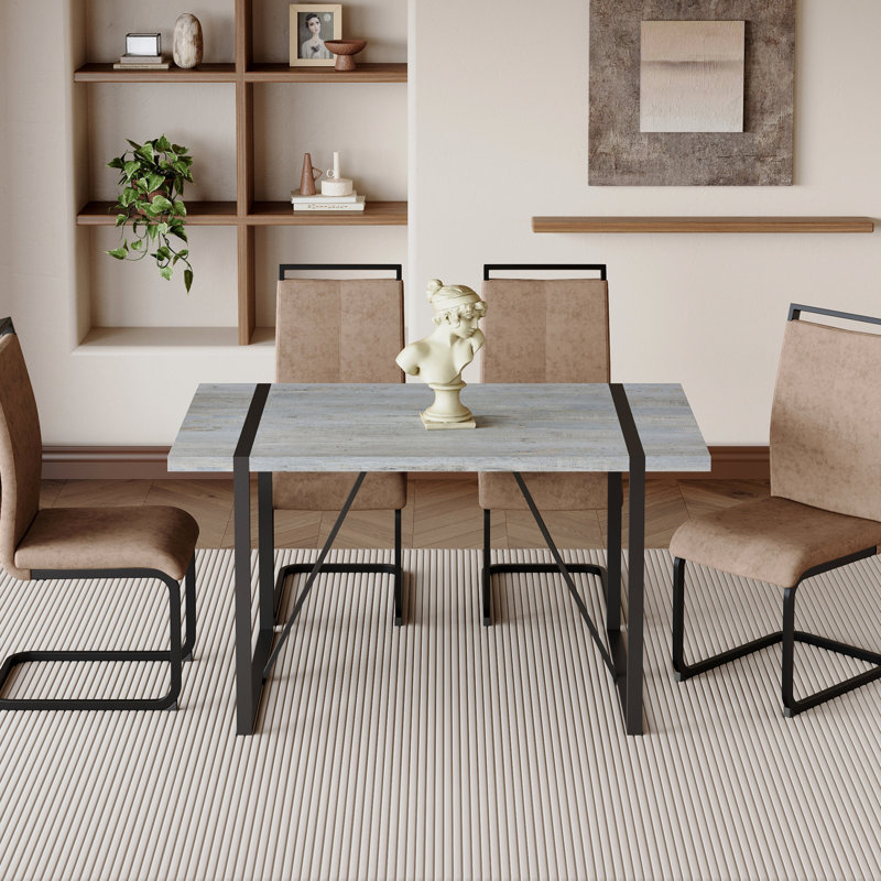 Table de salle à manger chic avec motif en marbre gris: table, structure en métal et 4 pieds en tissu brun pour une table avant-gardiste: ambiance texturée