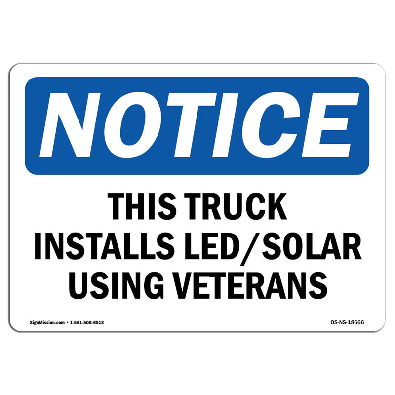 Ce camion installe des panneaux solaires à DEL avec des anciens
