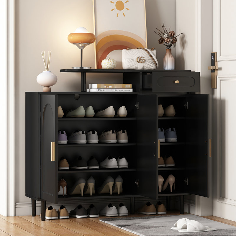 Chic chic rangement pour chaussures avec portes et tablettes arquées. Tablettes réglables, grand espace de travail, plateau incurvé à panneau de particules. Finition,