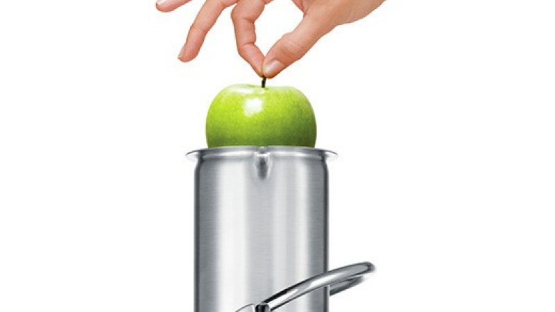 Juicer with apple 