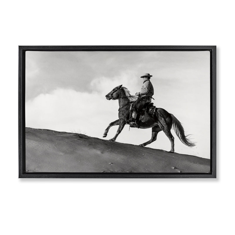 «Cowboy Racing Up Slope», art mural encadré par Danita Delimont, H 21 po x l 31 po, Cadre flottant noir de jais