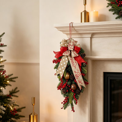 Porte-clés 17,71 pouces / 45cm fait à la main en forme de goutte de Noël, porte-couronne de Noël rustique avec nœud en toile de jute, baies rouges, pommes de pin et grelots, décoration de fête artificielle pour la porte d'entrée, manteau de cheminée, fenêtre, porche couvert intérieur