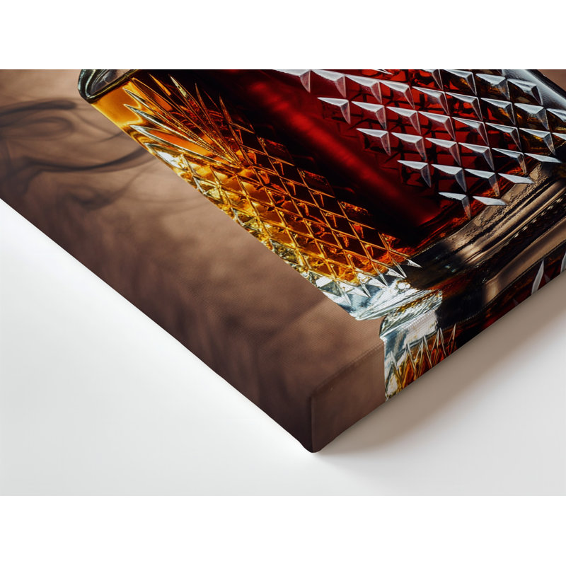 Toile, une magnifique bouteille de whisky en verre subtilement embossée avec un losange, H 30 po x l 40 po