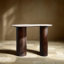 Table à hauteur de bar en marbre et bois de manguier biologique, noyer