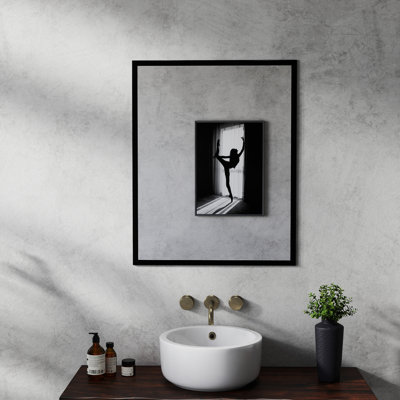 Rehaussez l'esthétique de votre salle de bain avec ce miroir noir en aluminium de 24 pouces!