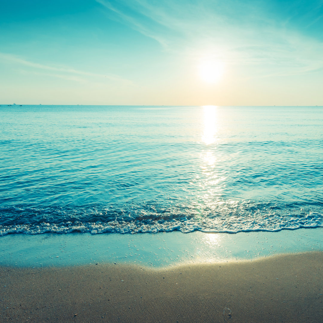 Tropischer Strand bei Sonnenuntergang von Primeimages - Leinwand Kunstdrucke