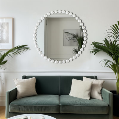 Miroir mural rond Marlowe blanc de 91 cm de diamètre, orné de perles et encadré en métal.