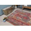 Tapis turc tissé à la main dans des tons rouges et bleus chaleureux avec un motif de médaillon orné unique pour la décoration intérieure