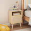 Table de chevet en rotin de 22,83 po de hauteur, table d'appoint avec tablette ouverte, table de bout décorative avec pieds en bois massif pour chambre à coucher, dortoir et petits espaces