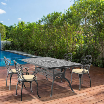 Ensemble de 5 meubles de patio en aluminium coulé avec cadre noir et coussins de siège blanc cassé