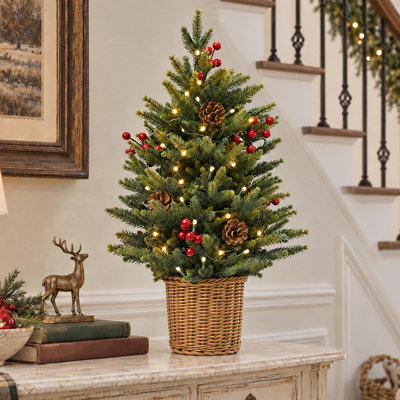 Mini sapin de Noël en cèdre pré-éclairé 2 pi avec panier tressé avec pommes de pin, baies rouges et base lestée