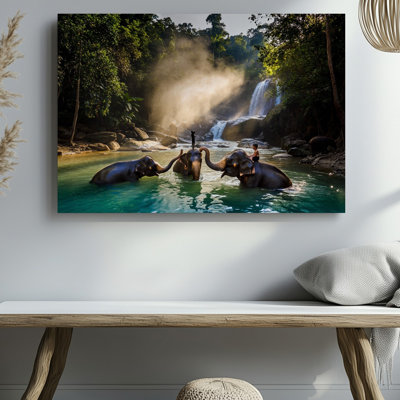 Toile dans une jungle sereine encadrant une famille d'éléphants éclaboussant l'art mural joyeusement dans une piscine transparente entourée de verdure