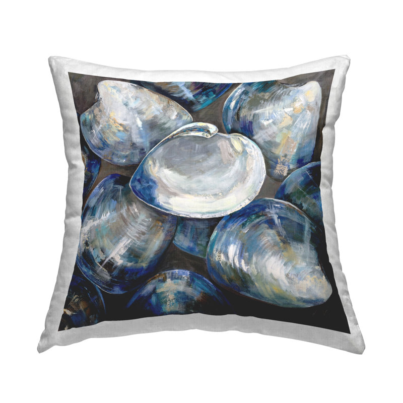 Coussin bleu à motif de coquillages imprimés par Jeanette Vertentes