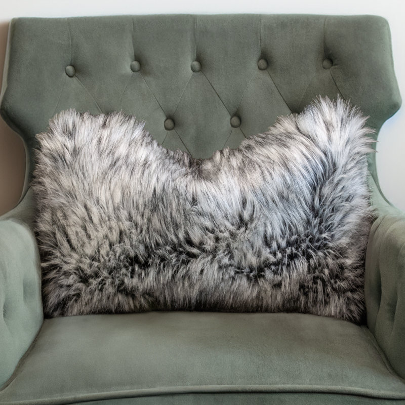Oreiller en fausse fourrure loup gris Thomas Collection®, 12 po x 25 po, Bourre polyester hypoallergénique