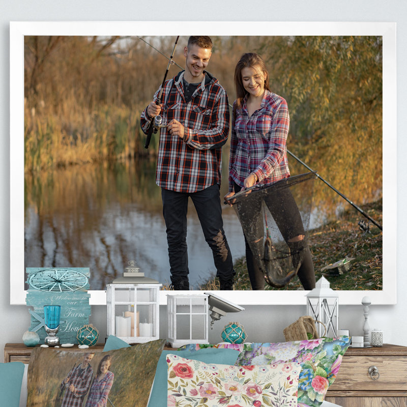 Couple près d'une rivière de pêche sur toile, Cadre simple blanc, H 34 po x l 44 po x P 1,5 po