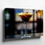 Toile, verre à cocktail sophistiqué rempli d'un riche espresso foncé Martini mettant en vedette une surface brillante qui reflète l'art mural sur toile-548967827