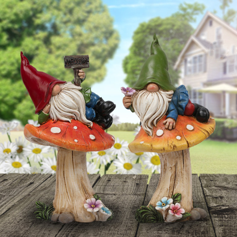  2 pièces de gnomes mignons sur des statues de champignon
