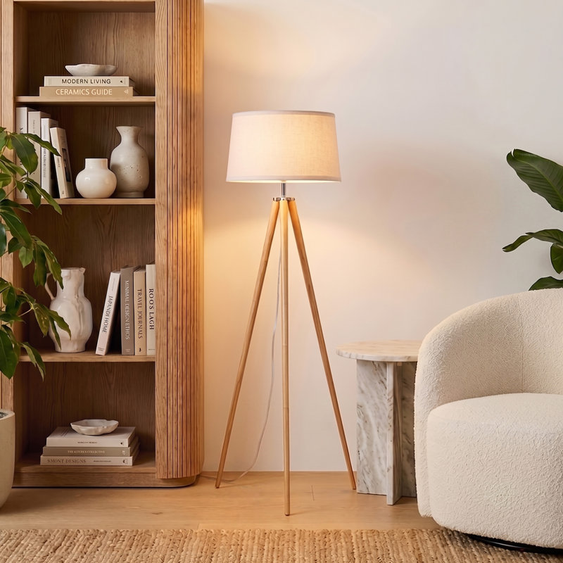 Lampe sur pied moderne de 61 po à DEL Emma avec abat-jour tambour en tissu blanc et base en bois chaud Emma, ampoule incluse