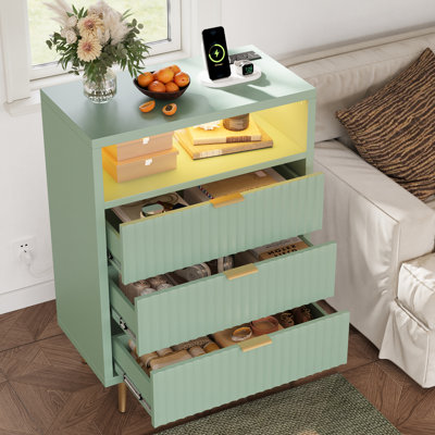Commode 3 tiroirs avec lumières DEL et station de charge, coffre de rangement en bois cannelé de 28 po avec poignées dorées