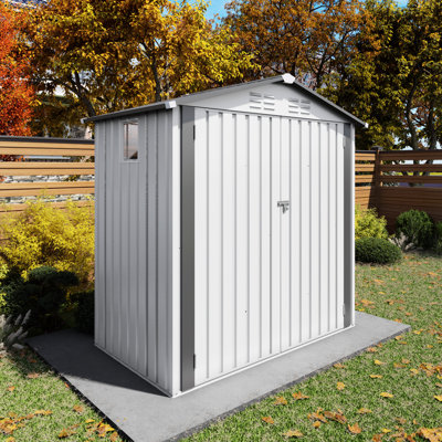 Remise de rangement en métal de 6 pi x 3,5 pi avec porte verrouillable et fenêtre de toit ouvrant, se transforme en salle à outils temporaire ou en petit modèle blanc gris, le toit imperméable scellé à assemblage rapide peut être un assemblage