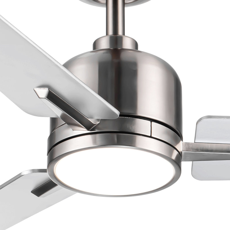 Ventilateur de plafond 48 po avec lumière Lowe, Gris clair, Nickel brossé