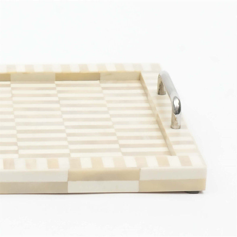 Plateau de service en bois de manguier fabriqué à la main avec un motif géométrique complexe, idéal pour une décoration intérieure élégante et une utilisation polyvalente