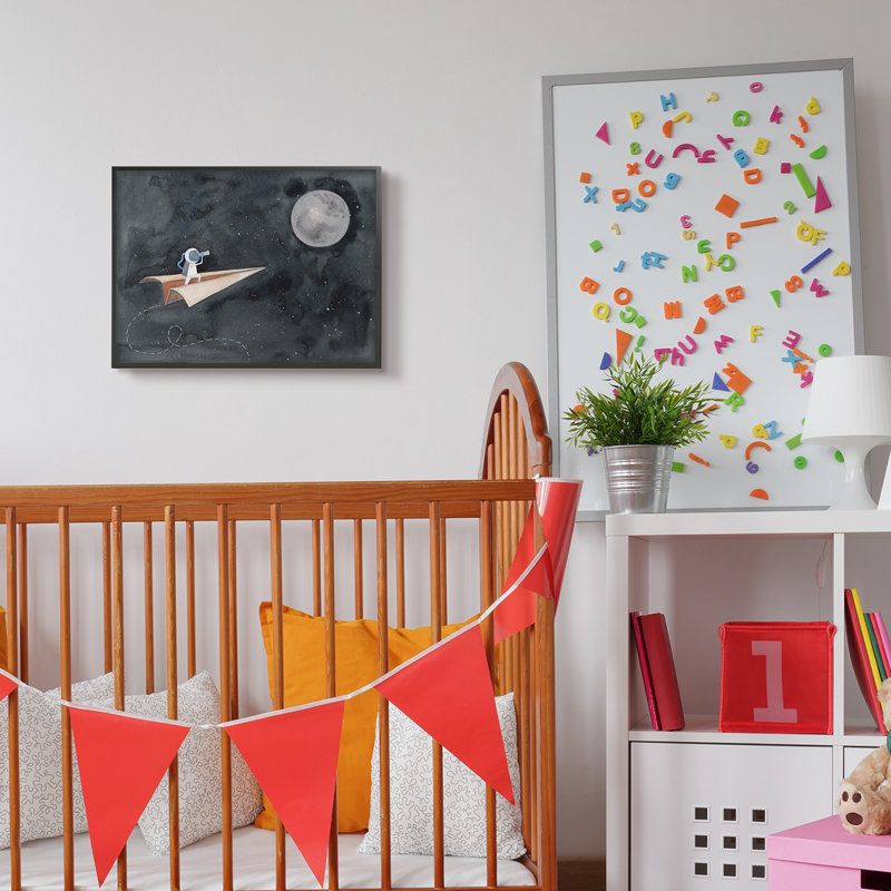 Avion en papier volant dans l'espace extra-large, astronaute, lune surdimensionnée, art numérique sur estampe numérique par Rachel Nieman