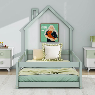 Lit simple en bois avec tête de lit en forme de maison et clôtures
