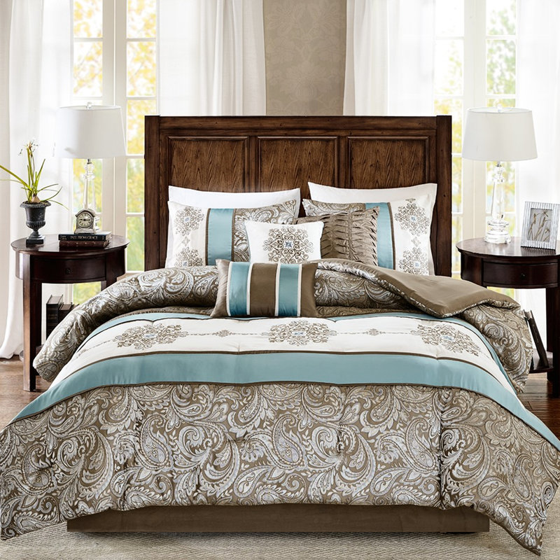 Édredon pour grand lit 7 pièces. En bleu, brun et motif cachemire enchanteur. Comprend les taies décoratives et les coussins décoratifs. Ornement tissé gracieux