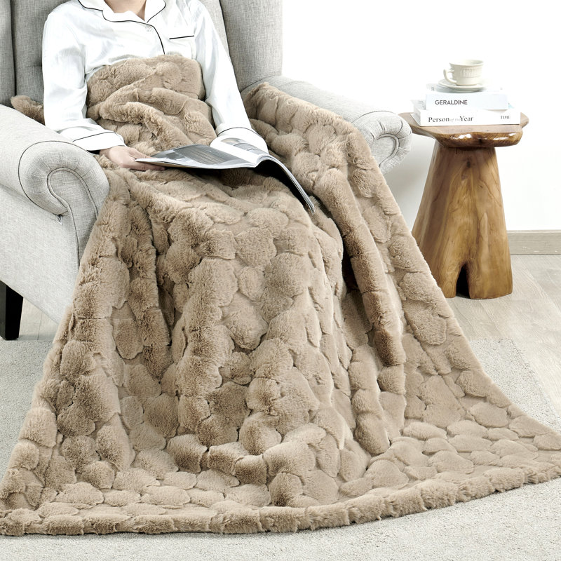 Jeté en fausse fourrure Cloud, Taupe clair, L 60 po x L 70 po