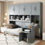 Mur gris avec lit simple avec garde-robe, tiroirs et bureau