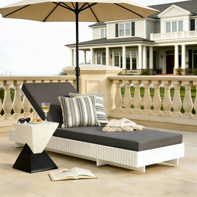 Chaise longue d'extérieur en bois avec coussin hydrofuge