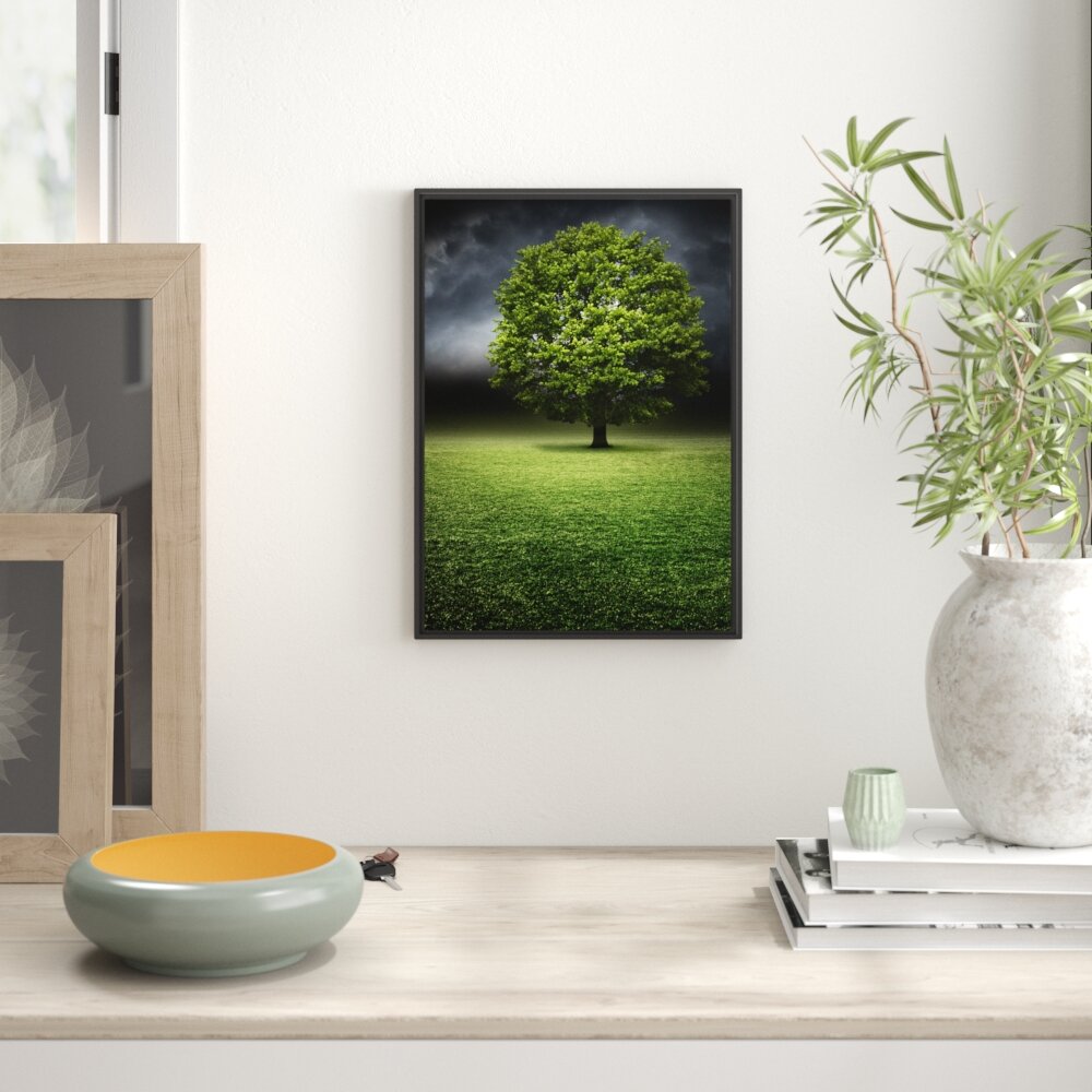 Gerahmtes Wandbild einzelner Baum auf grüner Wiese